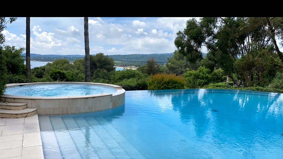 Piscine infinity vue mer Var 83