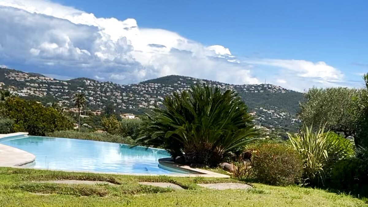 Jardin piscine vue montagne Sainte-Maxime